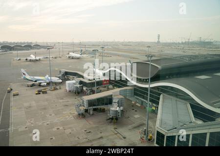 Avions et bâtiments aéroportuaires côté piste à l'aéroport international de Hong Kong en Chine Banque D'Images