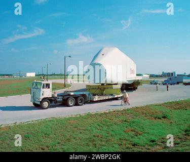 La maquette de la navette spatiale Pathfinder est transportée du bassin de virage au bâtiment d'assemblage des véhicules au Kennedy Space Center le 5 avril 1978. Construit au Marshall Space Flight Center, il reproduit les dimensions, le poids et l'équilibre de la navette, utilisés pour ajuster les plates-formes, former les équipes au sol et répéter les procédures post-atterrissage. Pathfinder a ensuite été exposé à Tokyo et réside maintenant au U.S. Space and Rocket Center à Huntsville. Banque D'Images