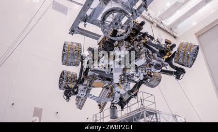 Les ingénieurs ont effectué des essais de propriétés de masse sur le rover Perseverance de la NASA au Kennedy Space Center le 7 avril 2020, en le faisant tourner pour déterminer le centre de gravité afin d’assurer un atterrissage correct sur mars, prévu pour le 18 février 2021, avec le lancement de l’Atlas V 541 depuis Cape Canaveral. Banque D'Images