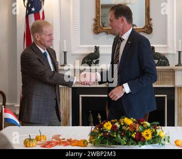 Harm van de Wetering, directeur du bureau spatial néerlandais, serre la main à Bill Nelson, administrateur de la NASA, après avoir signé les accords d’Artemis le 1er novembre 2023, à la résidence de l’ambassadeur néerlandais à Washington, D.C. les pays-Bas sont devenus le 31e pays à signer les accords, établissant les principes de la coopération internationale dans le programme Artemis de la NASA. Banque D'Images