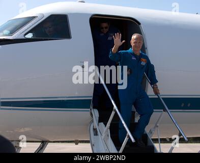 L’astronaute de la NASA Douglas Hurley quitte le Gulfstream jet qui l’a transporté de Houston, au Texas, jusqu’à la piste de l’installation de lancement et d’atterrissage du Kennedy Space Center de la NASA en Floride le 20 mai 2020, avant la mission SpaceX Demo-2 de l’agence. Dans le cadre du programme commercial Crew de la NASA, Hurley et son compagnon d’équipage Robert Behnken seront les premiers astronautes à se lancer vers la Station spatiale internationale depuis le sol américain depuis la fin du programme de navette spatiale en 2011. Le décollage de la fusée SpaceX Falcon 9 et du vaisseau spatial Crew Dragon est prévu pour 4:33 h le 27 mai à partir du complexe de lancement 39A. Banque D'Images