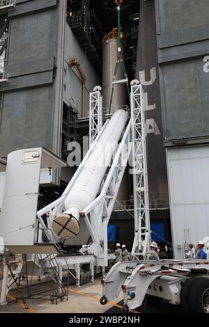 Un dispositif de levage est utilisé pour soulever le deuxième des quatre propulseurs à propergol solide (SRB) de la fusée Atlas V 541 de l'United Launch Alliance dans l'installation d'intégration verticale (vif) du complexe de lancement spatial 41 de la Station aérienne de Cape Canaveral (CCAFS) en Floride le 3 juin 2020. Le SRB sera soulevé et accouplé au booster Atlas V dans le vif. Le lancement de la mission Mars 2020 de la NASA avec le rover Perseverance est prévu pour le 20 juillet 2020, au sommet de la fusée Atlas V depuis Pad 41. Le rover fait partie du programme d’exploration de Mars de la NASA, un effort à long terme d’exploration robotique de la planète rouge. La rove Banque D'Images