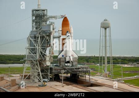 La navette spatiale Atlantis est vue sur la rampe de lancement 39a quelques instants après l'arrivée de l'équipage de STS-135 pour son lancement, vendredi 8 juillet 2011, au Centre spatial Kennedy de la NASA à Cape Canaveral, en Floride. Le lancement d'Atlantis, STS-135, est le dernier vol du programme de la navette, une mission de 12 jours vers la Station spatiale internationale. Banque D'Images