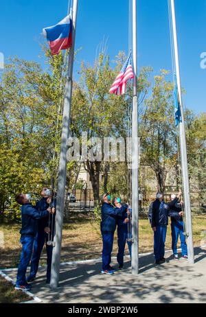 Les membres de l'équipage principal et de secours de l'expédition 64 hissent les drapeaux de la Russie, des États-Unis et du Kazakhstan, mardi 29 septembre, 2020, lors de cérémonies traditionnelles devant l'hôtel Cosmonaut à Baïkonour, Kazakhstan. De gauche à droite, les membres principaux de l'équipage de l'expédition 64 Sergey Ryzhikov et Sergey Kud-Sverchkov de Roscosmos, Kate Rubins, et son remplaçant, Mark Vande Hei de la NASA, et les membres de l'équipage de secours Oleg Novitskiy et Petr Dubrov de Roscosmos. Ryzhikov, Kud-Sverchkov et Rubins devraient se lancer dans leur vaisseau spatial Soyouz MS-17 le 14 octobre pour leur mission vers l'Inte Banque D'Images