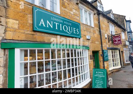 Magasin d'antiquités London House dans la ville cotswold de Moreton dans Marsh, Gloucestershire, Angleterre, Royaume-Uni Banque D'Images