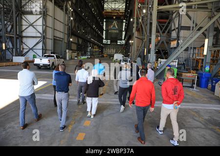 Les candidats astronautes de la classe 2021 de la NASA marchent à l’intérieur du bâtiment d’assemblage de véhicules lors d’une visite de familiarisation des installations le mardi 17 octobre 2023, au Kennedy Space Center de l’agence en Floride. Banque D'Images