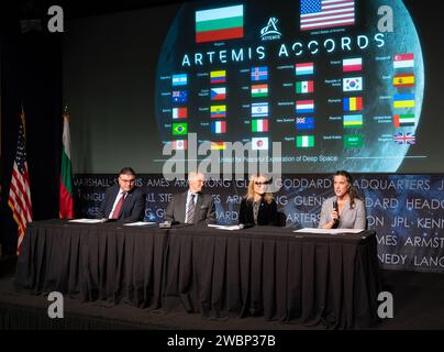 La sous-secrétaire d'État adjointe Sonata Coulter a prononcé un discours lors de la signature des accords d'Artemis le 9 novembre 2023, au siège de la NASA Mary W. Jackson à Washington. L'ambassadeur Georgi Panayotov, la ministre Milena Stoycheva et l'administrateur de la NASA Bill Nelson y ont assisté. La Bulgarie est devenue le 32e pays à signer les accords, qui guident la coopération internationale dans le cadre du programme Artemis de la NASA. Banque D'Images
