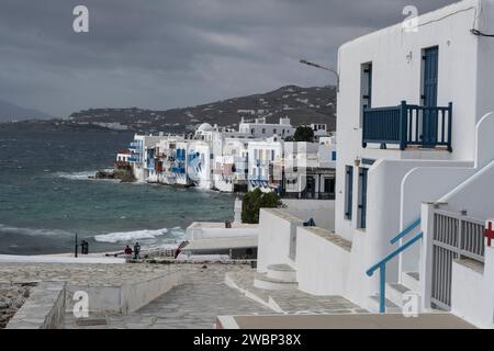 Ville de Mykonos le long de la côte, île de Mykonos, sud de la mer Égée, Grèce Banque D'Images