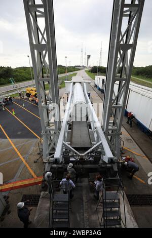 Le deuxième des quatre propulseurs de fusée à solide (SRB) pour la fusée Atlas V 541 de la United Launch Alliance pour la mission Mars 2020 de la NASA avec le rover Perseverance arrive à l’installation d’intégration verticale (vif) du complexe de lancement spatial 41 de la station aérienne Cape Canaveral (CCAFS) en Floride le 3 juin, 2020. Le SRB sera préparé pour le levage et l'accouplement au booster Atlas V dans le vif. Le lancement du rover Perseverance Mars est prévu pour le 20 juillet 2020, au sommet de la fusée Atlas V depuis Pad 41. Le rover fait partie du programme d’exploration de Mars de la NASA, un effort à long terme d’exploration robotique du Red Pla Banque D'Images