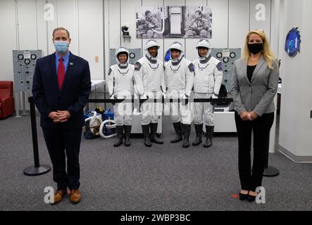 À l’intérieur de la salle de costume de l’équipage dans le bâtiment Neil Armstrong Operations and Checkout du Kennedy Space Center de la NASA en Floride, le 15 novembre 2020, l’administrateur de la NASA Jim Bridenstine, devant, à gauche, et Gwynne Shotwell, présidente et chef de l’exploitation de SpaceX, devant, à droite, rendent visite aux astronautes de Crew-1. Derrière eux de gauche se trouvent l'astronaute de la NASA Shannon Walker, spécialiste de mission ; l'astronaute de la NASA Victor Glover, pilote ; l'astronaute de la NASA Michael Hopkins, commandant du vaisseau spatial ; et l'astronaute de la JAXA Soichi Noguchi, spécialiste de mission. Ils portent des spacesuits SpaceX en préparation pour NA Banque D'Images