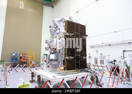 Les techniciens traitent l’observatoire PACE de la NASA sur une table d’inclinaison Aronson à Astrotech près du Kennedy Space Center le 4 décembre 2023, avant son lancement prévu de SpaceX Falcon 9 en 2024 pour poursuivre les observations mondiales des océans, des aérosols, des nuages et de la qualité de l’air. Banque D'Images