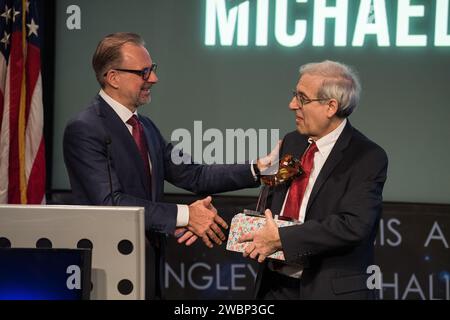 Josef Aschbacher, directeur des programmes d’observation de la Terre de l’ESA (Agence spatiale européenne), remet à gauche l’ancien directeur de la division Sciences de la Terre de la NASA, Dr. Michael Freilich, avec un prix après avoir annoncé que le satellite international de sciences océaniques précédemment connu sous le nom de Sentinel-6a/Jason-CS a été renommé Sentinel-6 Michael Freilich après lui, mardi 28 janvier, 2020, au siège de la NASA à Washington. Sentinel-6a Michael Freilich observera et enregistrera les changements du niveau de la mer et sera rejoint par un satellite identique dont le lancement est prévu en 2025 pour un total de dix ans de target Banque D'Images