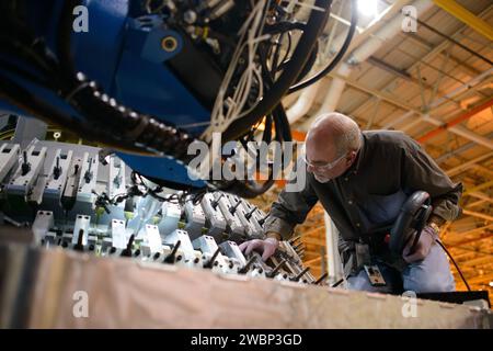 Les techniciens de l'usine de montage Michoud de la NASA à la Nouvelle-Orléans ont travaillé sur la soudure conique du module d'équipage Artemis i Orion le 9 décembre 2015, préparant le récipient sous pression pour l'intégration SLS. Banque D'Images
