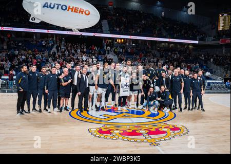 Madrid, Espagne. 11 janvier 2024. Sergio Llull (tenant un maillot) du Real Madrid a reçu un maillot commémoratif des matchs de 1047 et célébré avec l'équipe avant le match de basket-ball Euroleague entre le Real Madrid et Valence au Wizink Center. Score final ; Real Madrid 96:86 Valence crédit : SOPA Images Limited/Alamy Live News Banque D'Images