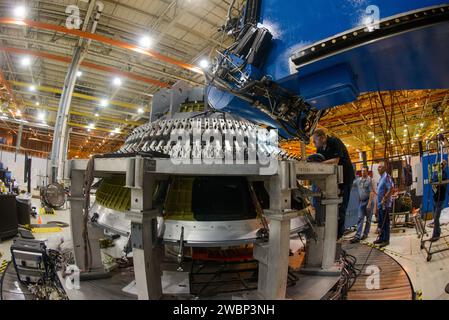 Les techniciens de l'usine de montage Michoud de la NASA à la Nouvelle-Orléans ont travaillé sur la soudure conique du vaisseau sous pression du module d'équipage Artemis i Orion le 9 décembre 2015, soutenant la construction du système de lancement spatial. Banque D'Images