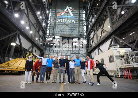 Les candidats astronautes de la classe 2021 de la NASA visitent le Vehicle Assembly Building lors d’une visite de familiarisation des installations le mardi 17 octobre 2023 au Kennedy Space Center de l’agence en Floride. Banque D'Images