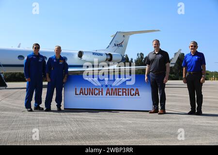 De gauche à droite, 2 Robert Behnken et Douglas Hurley, l'administrateur de la NASA Jim Bridenstine et Bob Cabana, directeur du Kennedy Space Center posent pour une photo après avoir parlé aux médias le 20 mai 2020, à la piste de l’installation de lancement et d’atterrissage après l’arrivée de l’équipage au port spatial de Floride. Dans le cadre du programme commercial Crew de la NASA, Behnken et Hurley seront les premiers astronautes à se lancer sur la Station spatiale internationale depuis le sol américain depuis la fin du programme de navette spatiale en 2011. Le décollage de la fusée SpaceX Falcon 9 et du vaisseau spatial Crew Dragon est prévu pour 4:33 Banque D'Images