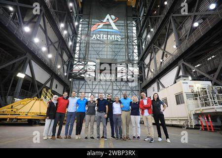 Les candidats astronautes de la classe 2021 de la NASA visitent le Vehicle Assembly Building lors d’une visite de familiarisation des installations le mardi 17 octobre 2023 au Kennedy Space Center de l’agence en Floride. Banque D'Images