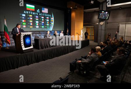 L’ambassadeur bulgare aux États-Unis Georgi Panayotov a prononcé des allocutions lors de la signature des accords d’Artemis le 9 novembre 2023, en présence de l’administrateur de la NASA Bill Nelson, de la ministre Milena Stoycheva et de la secrétaire adjointe américaine Sonata Coulter. La Bulgarie est devenue le 32e pays à signer les accords, promouvant la coopération dans le domaine de l'exploration spatiale. Banque D'Images