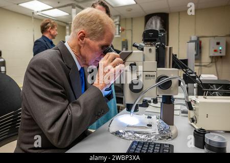Bill Nelson examine un échantillon de l'astéroïde Bennu à l'aide d'un microscope au Smithsonian National Museum of Natural History à Washington, recueilli par OSIRIS-Rex en 2020. Banque D'Images