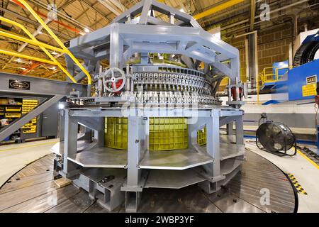 À l'usine de montage Michoud de la NASA le 24 juillet 2018, les techniciens de Lockheed Martin terminent la soudure finale du récipient sous pression du module d'équipage Orion pour Artemis II, assurant ainsi la préparation pour sa première mission astronaute. Banque D'Images