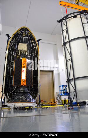 Le satellite de surveillance océanique américano-européen Sentinel-6 Michael Freilich est encapsulé dans le carénage de charge utile de la fusée SpaceX Falcon 9 le 3 novembre 2020, à l’intérieur de l’installation de traitement de charge utile de SpaceX à la base aérienne de Vandenberg (VAFB) en Californie. Le lancement de Sentinel-6 est prévu pour le 21 novembre 2020, à 12:17 h HNE (9:17 h HNP), à partir du complexe de lancement spatial 4E au VAFB. Le programme de services de lancement du Kennedy Space Center de la NASA en Floride est responsable de la gestion des lancements. Banque D'Images