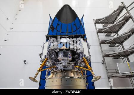 Avant le lancement dans le cadre de l’initiative commerciale Lunar Payload Services (CLPS) de la NASA, l’atterrisseur lunaire Peregrine d’Astrobotic est encapsulé dans le carénage de charge utile, ou cône de nez, de la fusée Vulcan de United Launch Alliance le 21 novembre 2023, au centre d’opérations spatiales Astrotech près du centre spatial Kennedy de l’agence en Floride. Lancement de la mission Peregrine d’Astrobotic On transportera des charges utiles commerciales et de la NASA vers la Lune au début de 2024 pour étudier l’exosphère lunaire, les propriétés thermiques et l’abondance d’hydrogène du régolithe lunaire, les champs magnétiques et l’environnement de rayonnement de la luzerne lunaire Banque D'Images