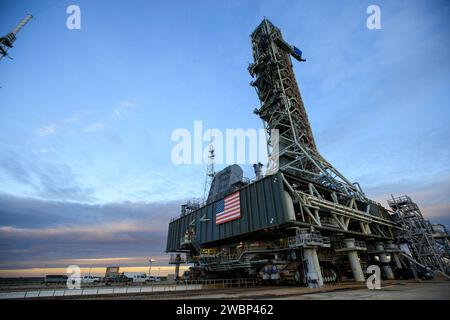 Le 30 octobre 2020, les préparatifs sont en cours pour que le lanceur mobile de la mission Artemis I, au sommet du transporteur à chenilles 2, quitte le Launch Pad 39B et retourne au Vehicle Assembly Building du Kennedy Space Center de la NASA en Floride. Le lanceur mobile de près de 400 pieds de haut a été à la rampe pendant 10 jours, tandis que les ingénieurs d’exploration Ground Systems et Jacobs ont effectué plusieurs tâches, y compris un test de chronométrage pour valider le compte à rebours de l’équipe de lancement, et un lavage complet, de haut en bas du lanceur mobile pour enlever tous les débris restant de la construction et de l'installation de l'um Banque D'Images