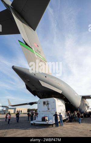 Le rover Mars 2020 est déchargé d’un avion C-17 à l’installation de lancement et d’atterrissage, anciennement connue sous le nom d’installation d’atterrissage de la navette, au Kennedy Space Center de la NASA le 12 février 2020. Le rover a effectué un voyage à travers le pays vers le port spatial de Floride qui a commencé au Jet propulsion Laboratory de la NASA à Pasadena, en Californie. La mission, prévue pour la mi-juillet 2020, lancera à bord d’une fusée Atlas V 541 depuis la base aérienne de Cape Canaveral. Le programme de services de lancement de la NASA basé à Kennedy gère le lancement. Banque D'Images