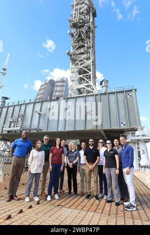 Les candidats astronautes de la classe 2021 de la NASA visitent le lanceur mobile au Launch Complex 39B lors d’une visite de familiarisation des installations le lundi 16 octobre 2023 au Kennedy Space Center de l’agence en Floride. Banque D'Images