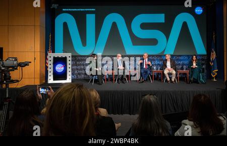 Shelly Tan, Richard Danne, Michael Bierut, Bert Ulrich et Julia Heiser ont pris part à une table ronde lors d'un événement de dédicace pour le logotype du ver de la NASA le 6 novembre 2023, au siège de la NASA Mary W. Jackson, Washington, D.C. Banque D'Images