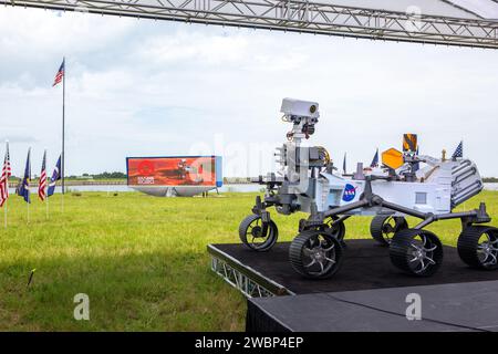 Une maquette grandeur nature du rover Perseverance mars 2020 et de l’hélicoptère Ingenuity de la NASA a été exposée au Kennedy Space Center, en Floride, le 29 juillet 2020, avant leur lancement en juillet 30 sur une fusée Atlas V 541 pour le mars exploration Program afin d’étudier l’habitabilité passée et la vie microbienne sur mars. Banque D'Images