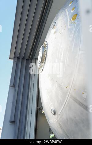 Les équipes déplacent le réservoir d’hydrogène liquide de l’étage central pour la mission Artemis III vers une cellule d’amorçage près du bâtiment d’assemblage vertical de l’installation d’assemblage Michoud de la NASA à la Nouvelle-Orléans le 21 novembre. Les techniciens ponceront et prépareront la surface de la cuve avant de l’enduire d’un apprêt. L'amorce est appliquée sur la section du canon du réservoir par un outil robotique automatisé, tandis que les dômes avant et arrière sont amorcés manuellement. Une fois l'amorçage terminé, les techniciens de la NASA et Boeing, le maître d'œuvre de l'étage de base du SLS, appliqueront un système de protection thermique à base de mousse, qui protège le propulseur Banque D'Images