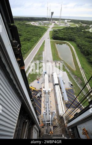 Le deuxième des quatre propulseurs de fusée à solide (SRB) pour la fusée Atlas V 541 de la United Launch Alliance pour la mission Mars 2020 de la NASA avec le rover Perseverance arrive à l’installation d’intégration verticale (vif) du complexe de lancement spatial 41 de la station aérienne Cape Canaveral (CCAFS) en Floride le 3 juin, 2020. Le SRB sera préparé pour le levage et l'accouplement au booster Atlas V dans le vif. Le lancement du rover Perseverance Mars est prévu pour le 20 juillet 2020, au sommet de la fusée Atlas V depuis Pad 41. Le rover fait partie du programme d’exploration de Mars de la NASA, un effort à long terme d’exploration robotique du Red Pla Banque D'Images