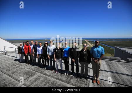 Les candidats astronautes de la classe 2021 de la NASA posent pour une photographie sur le toit du bâtiment de montage de véhicules lors d’une visite de familiarisation des installations le mardi 17 octobre 2023 au Kennedy Space Center de l’agence en Floride. Banque D'Images