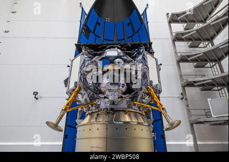 Avant le lancement dans le cadre de l’initiative commerciale Lunar Payload Services (CLPS) de la NASA, l’atterrisseur lunaire Peregrine d’Astrobotic est encapsulé dans le carénage de charge utile, ou cône de nez, de la fusée Vulcan de United Launch Alliance le 21 novembre 2023, au centre d’opérations spatiales Astrotech près du centre spatial Kennedy de l’agence en Floride. Lancement de la mission Peregrine d’Astrobotic On transportera des charges utiles commerciales et de la NASA vers la Lune au début de 2024 pour étudier l’exosphère lunaire, les propriétés thermiques et l’abondance d’hydrogène du régolithe lunaire, les champs magnétiques et l’environnement de rayonnement de la luzerne lunaire Banque D'Images