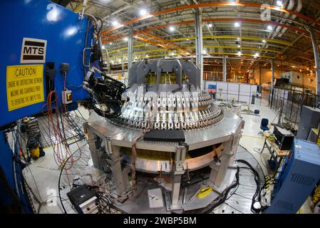 Au Michoud Assembly Facility de la NASA à la Nouvelle-Orléans, des techniciens ont travaillé sur la soudure conique du vaisseau sous pression du module d'équipage Artemis i Orion le 9 décembre 2015, dans le cadre de l'assemblage et des essais d'engins spatiaux. Banque D'Images