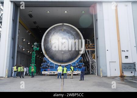 Les équipes déplacent le réservoir d’hydrogène liquide de l’étage central pour la mission Artemis III vers une cellule d’amorçage près du bâtiment d’assemblage vertical de l’installation d’assemblage Michoud de la NASA à la Nouvelle-Orléans le 21 novembre. Les techniciens ponceront et prépareront la surface de la cuve avant de l’enduire d’un apprêt. L'amorce est appliquée sur la section du canon du réservoir par un outil robotique automatisé, tandis que les dômes avant et arrière sont amorcés manuellement. Une fois l'amorçage terminé, les techniciens de la NASA et Boeing, le maître d'œuvre de l'étage de base du SLS, appliqueront un système de protection thermique à base de mousse, qui protège le propulseur Banque D'Images