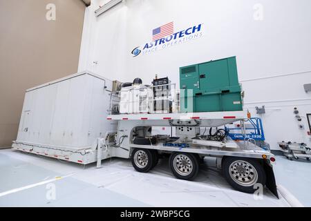 L’engin spatial d’observation PACE de la NASA est arrivé à Astrotech Space Operations Facility près du Kennedy Space Center le 14 novembre 2023, après avoir été expédié du Goddard Space Flight Center, pour lancer le 30 janvier 2024 sur SpaceX Falcon 9 depuis Cape Canaveral pour des études océaniques-atmosphériques et climatiques. Banque D'Images