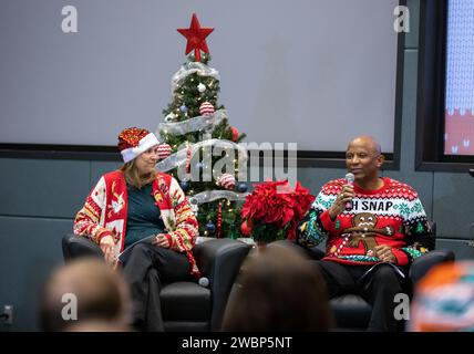 De gauche à droite, Janet Petro, directrice du Kennedy Space Center de la NASA, et Kelvin Manning, directeur adjoint du Kennedy Space Center, participent à une réunion publique des employés tenue le jeudi 7 décembre 2023, au bâtiment de soutien aux opérations II de Kennedy La directrice du centre, Janet Petro, et d’autres dirigeants de la haute direction ont animé la réunion pour fournir des mises à jour sur les jalons du centre, célébrer les réalisations de l’année et répondre aux questions de la main-d’œuvre. Banque D'Images