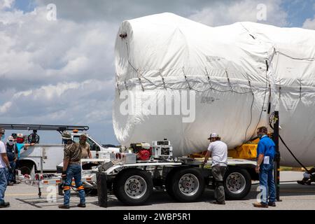 Le booster United Launch Alliance pour le rover Perseverance de la NASA est sécurisé sur un camion à plateau après avoir été déchargé de l’avion cargo Antonov 124 sur la Skid Strip de la Cape Canaveral Air Force Station (CCAFS) en Floride le 19 mai 2020. Le rover Perseverance de Mars devrait être lancé à la mi-juillet au sommet d'une fusée Atlas V 541 de la United Launch Alliance depuis Pad 41 au CCAFS. Le rover fait partie du programme d’exploration de Mars de la NASA, un effort à long terme d’exploration robotique de la planète rouge. Le rover recherchera des conditions habitables dans le passé ancien et des signes de vie microbienne passée Banque D'Images