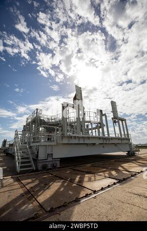 La plate-forme de service moteur a été abaissée et retirée du lanceur mobile pour Artemis I au Launch Pad 39B du Kennedy Space Center de la NASA en Floride le 23 octobre 2020. Il est placé sur le dessus du tampon. Le lanceur mobile de près de 400 pieds de haut est à la rampe tandis que les ingénieurs d’exploration Ground Systems et Jacobs effectuent plusieurs tâches, y compris un test de chronométrage pour valider le compte à rebours de l’équipe de lancement, et un lavage complet, de haut en bas du lanceur mobile pour enlever tous les débris restant de la construction et de l'installation des bras ombilicaux. Artemis Je vais tester le bloc opératoire Banque D'Images