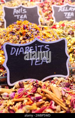 Tisane du bazar aux épices, thé traditionnel à Istanbul, Banque D'Images