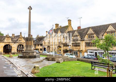 Chipping Campden ville de marché avec mémorial de guerre, hall de marché et bâtiments de grande rue Union Jack, Cotswolds, Angleterre, Royaume-Uni, 2023 Banque D'Images