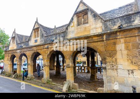 Chipping Campden ville de marché dans les cotswolds anglais, 17e siècle et Grade 1 bâtiment classé de hall de marché, Angleterre, Royaume-Uni, 2023 Banque D'Images