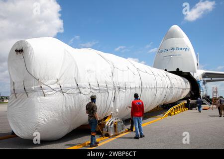 Le 19 mai 2020, le lanceur de l’United Launch Alliance pour le mars persévérance rover de la NASA est déchargé de l’avion cargo Antonov 124 dans la bande de protection de la station aérienne de Cape Canaveral (CCAFS) en Floride. Le rover de la persévérance Mars doit être lancé à la mi-juillet au sommet d'une fusée Atlas V 541 United Launch Alliance à partir de Pad 41 au CCAFS. Le rover fait partie du programme d'exploration Mars de la NASA, un effort à long terme d'exploration robotique de la planète Rouge. Le rover recherchera des conditions habitables dans le passé ancien et des signes de la vie microbienne passée sur Mars. Le programme de services de lancement de Ke Banque D'Images