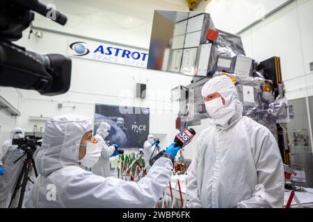 Les médias ont interviewé un membre de l'équipe PACE de la NASA à côté du vaisseau spatial le 3 janvier 2024, lors d'une journée médiatique à Astrotech Space Operations Facility près du Kennedy Space Center, en Floride. PACE recueillera des données sur l'échange de dioxyde de carbone océan-atmosphère, surveillera la qualité de l'air, le climat de la Terre et la santé des océans, et lancera un SpaceX Falcon 9 à partir du Space Launch Complex 40, Cape Canaveral, Floride. Banque D'Images