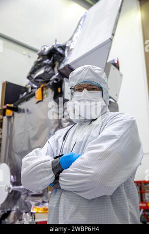 Gary Davis, ingénieur des systèmes de mission PACE, a participé à la journée des médias de la NASA le 3 janvier 2024 à Astrotech Space Operations Facility près du Kennedy Space Center, en Floride. L’APCE recueillera des données sur le dioxyde de carbone océan-atmosphère, mesurera les variables atmosphériques affectant la qualité de l’air et le climat, et surveillera la santé des océans. Le vaisseau spatial sera lancé sur un SpaceX Falcon 9 depuis le Space Launch Complex 40, Cape Canaveral, Floride. Banque D'Images