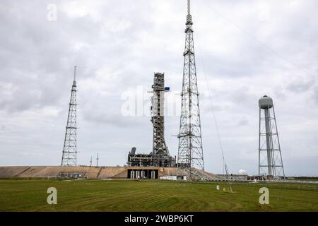 Dans la matinée du 20 octobre 2020, le lanceur mobile de la mission Artemis I, au sommet du transporteur à chenilles 2, arrive au sommet du Launch Pad 39B du Kennedy Space Center de la NASA en Floride. Le lanceur mobile de près de 400 pieds de haut restera à la plate-forme pendant deux semaines, tandis que les ingénieurs d’exploration Ground Systems et Jacobs effectueront plusieurs tâches, y compris un test de chronométrage pour valider le compte à rebours de l’équipe de lancement, et un lavage complet, de haut en bas du lanceur mobile pour enlever tous les débris restant de la construction et de l'installation des bras ombilicaux. Artemis je ne vais pas Banque D'Images