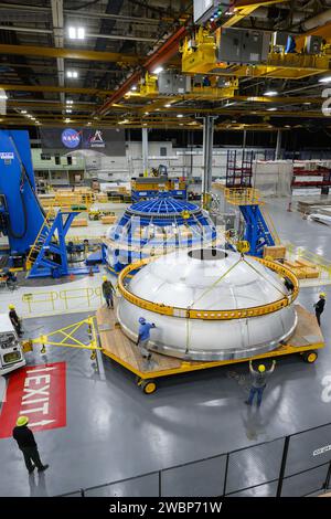 Les techniciens de l’usine d’assemblage Michoud de la NASA ont déplacé le dôme arrière du réservoir d’oxygène liquide de la fusée SLS le 5 décembre 2023, à l’intérieur du vertical Assembly Center. Le dôme sera joint aux segments avant du dôme et arrière du canon par soudage par friction-agitation, faisant partie de la scène centrale de 212 pieds qui alimente la mission Artemis III de la NASA. L'étage central comprend également la jupe avant, le réservoir intermédiaire, le réservoir d'hydrogène liquide, la section moteur et quatre moteurs RS-25. Banque D'Images